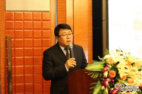 福田汽車集團(tuán)副總裁、歐輝客車事業(yè)部常務(wù)副總經(jīng)理范現(xiàn)軍介紹企業(yè)情況  商用車之家訊