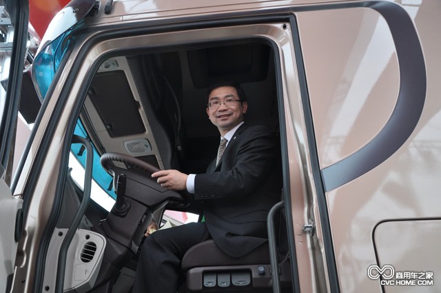 黃剛——東風(fēng)商用車全系列國四、歐Ⅴ車亮相北京車展