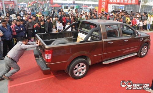 卡威K1汽車(chē)推拉賽巡展現(xiàn)場(chǎng)引圍觀(guān)  商用車(chē)之家