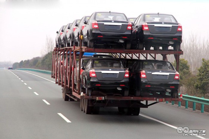 經(jīng)過(guò)加寬的運(yùn)輸車(chē)