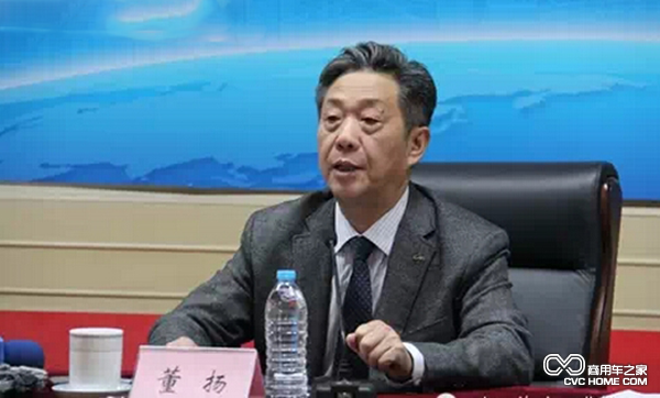 中國(guó)汽車工業(yè)協(xié)會(huì)常務(wù)副會(huì)長(zhǎng)兼秘書長(zhǎng)董揚(yáng)出席發(fā)布會(huì)，并就行業(yè)熱點(diǎn)問題回答了記者的提問。
