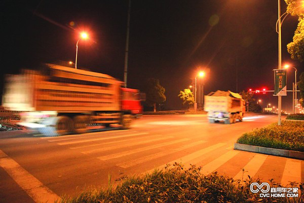 闖紅燈已成道路常態(tài) 渣土車上路即“違規(guī)”