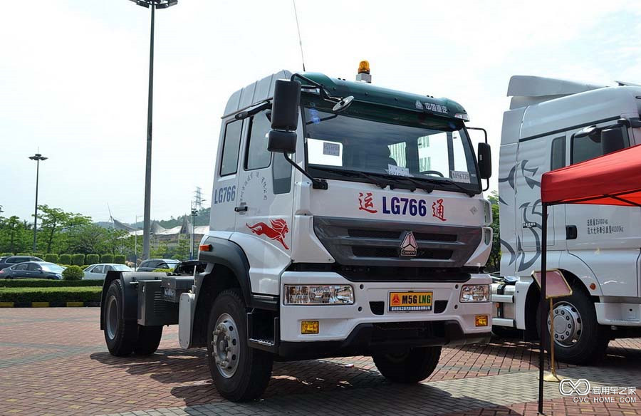 中國(guó)重汽 M5G 240馬力 4X2 LNG牽引車(ZZ4184M421GE1L)