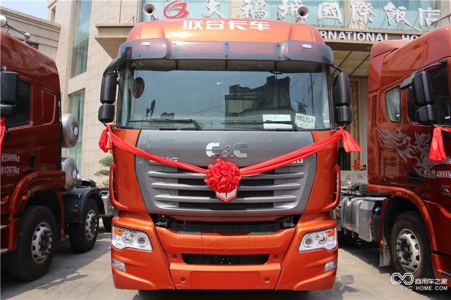 聯(lián)合卡車(chē)U400LNG牽引車(chē)