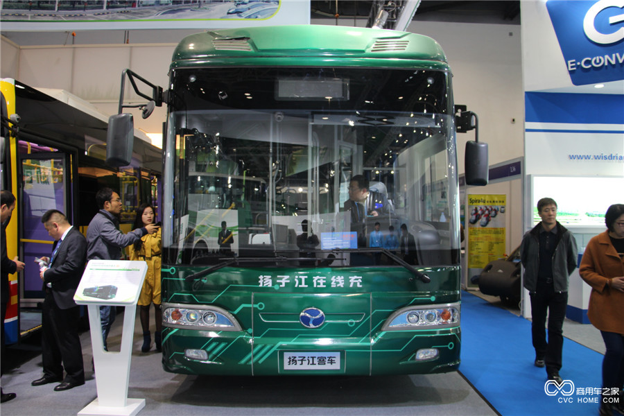 2015節(jié)能與新能源汽車(chē)成果展揚(yáng)子江在線充客車(chē)