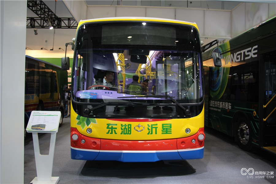 2015節(jié)能與新能源成果展 東湖純電動(dòng)低地板公交車