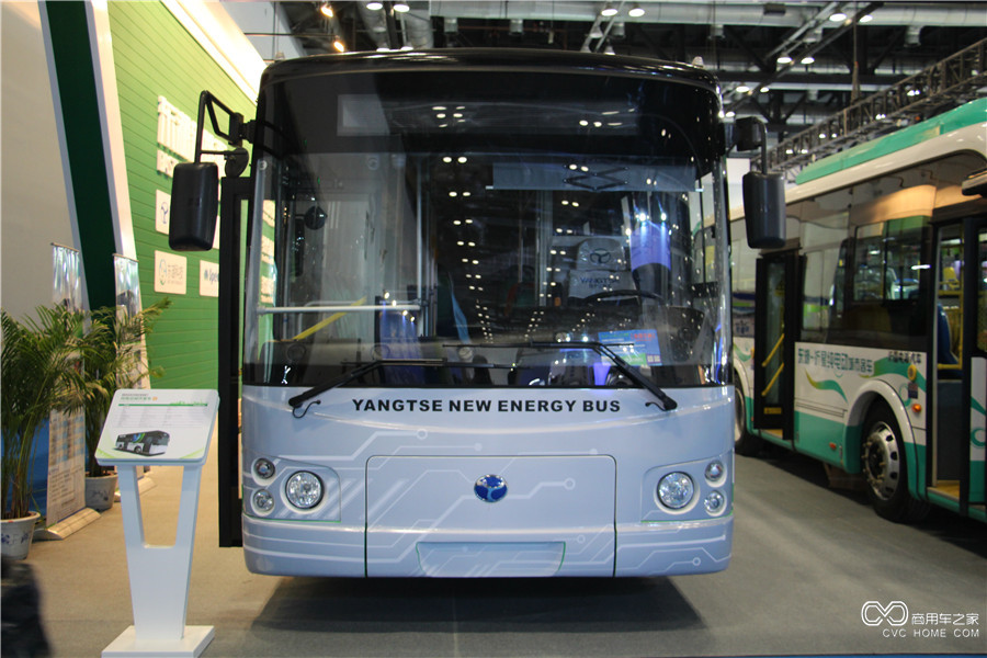 2015節(jié)能與新能源成果展 揚(yáng)子江8.2米純電動城市客車