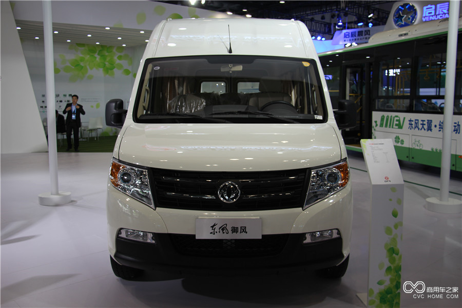 2015節(jié)能與新能源成果展 東風(fēng)御風(fēng)純電動客車