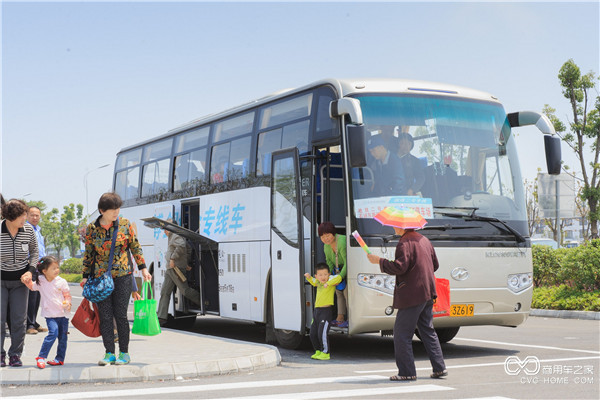 走下園博會專線車，游客們的內(nèi)心滿是期待.jpg