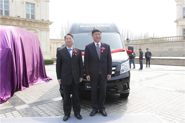 福田商用汽車集團副總裁、輕型商用車業(yè)務總監(jiān)趙建民先生和中國物流與采購聯(lián)合會副會長蔡進先生為福田圖雅諾純高頂國五新品揭幕 (2).JPG
